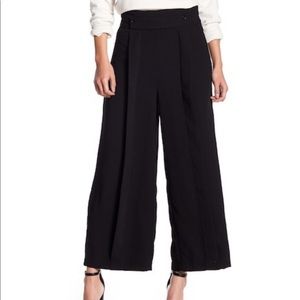 🆕Romeo & Juliet Couture Wide Leg high rise pant